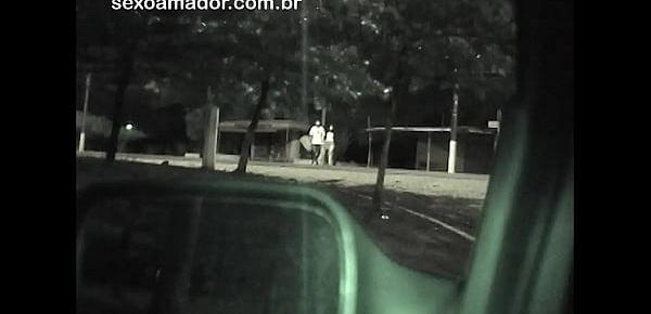  De dentro do carro, homem flagra jovens se agarrando descaradamente na rua